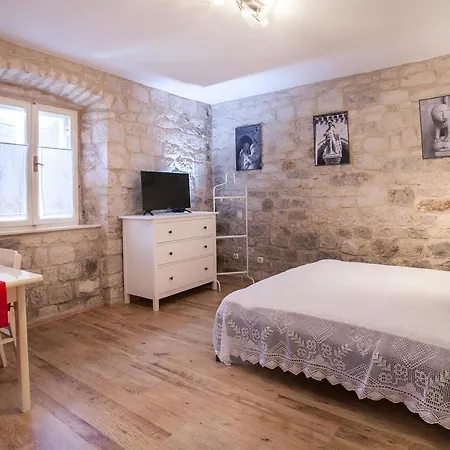 Apartment & Room Ursa Trogir