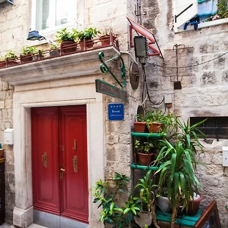 Апартаменты & Ursa Трогир